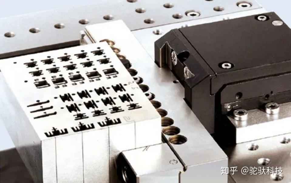 此套模具是三板模產(chǎn)品點(diǎn)進(jìn)膠方式,結(jié)構(gòu)非常的復(fù)雜,模具上面有多個行位