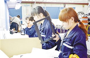 位于漯河市的河南源德福(聯想)科技產業園總投資12億元,主要產品為筆記本電腦精密零部件,產品銷往聯想集團全球供應鏈。目前,該產業園模具、注塑、五金沖壓、陽極盒、噴涂等7個車間相繼投入生產,今年前三個月實現產值1.2億元。圖為日前該產業園工人正在生產筆記本?